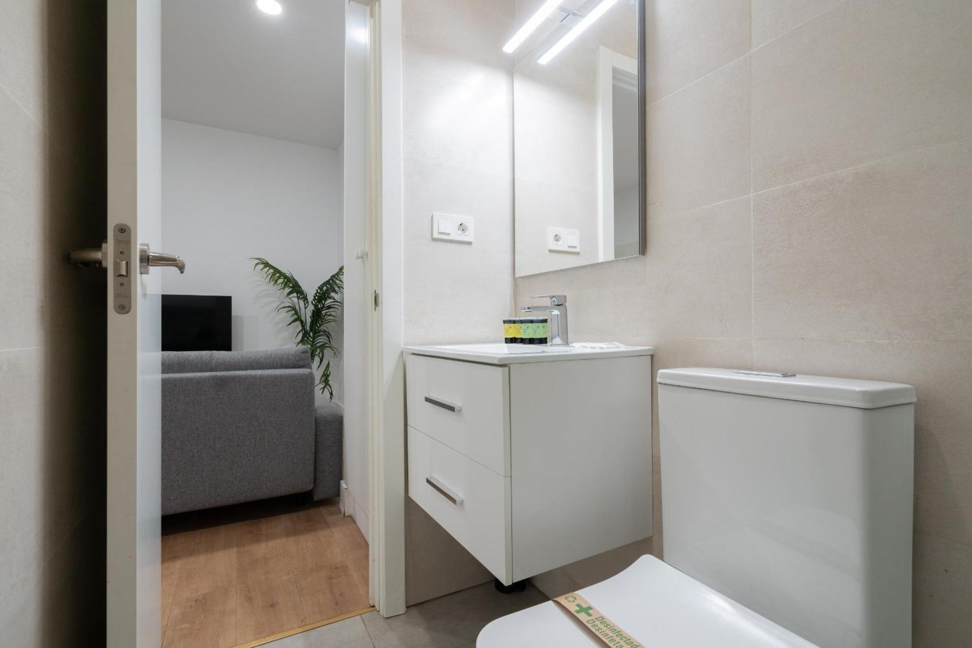 Apartamentos Reformados En Metro Pacifico Alquiler Temporal Madrid Exterior photo